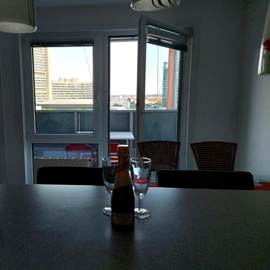 Tower Apartment With Private Terrace Next To Uno فيينا المظهر الخارجي الصورة